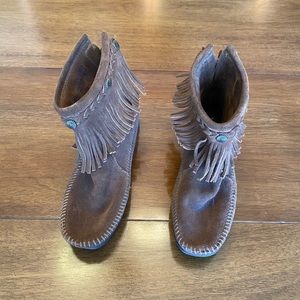 Minnetonka Fringe Zipper Boots